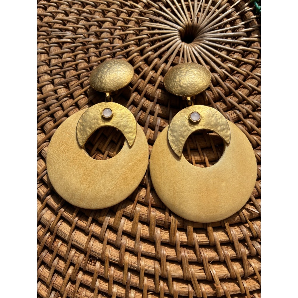 Lazul Vintage Oversized Wood and Hammered Gold Tone Clip On Statement Earrings